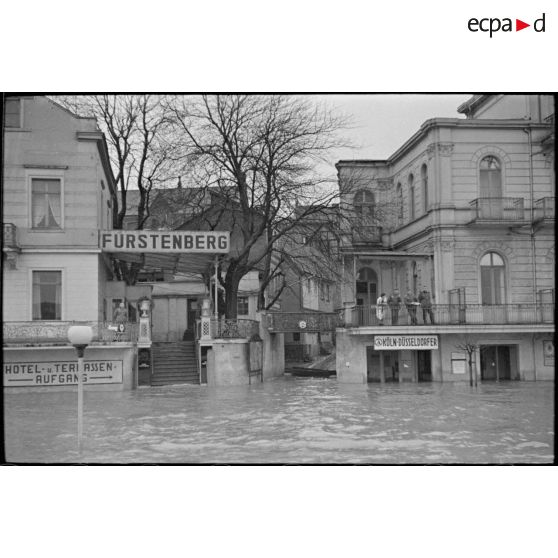 Le Rhin est sorti de son lit, la ville de Koblenz (Coblence) est inondée.