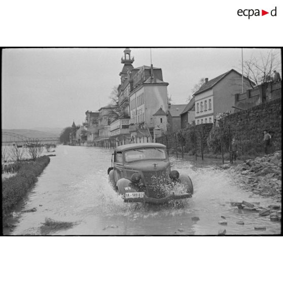 Le Rhin est sorti de son lit, la ville de Koblenz (Coblence) est inondée.