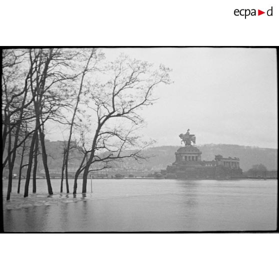A Koblenz (Coblence), le Deutsches Eck avec la statue de l'empereur Guillaume 1er lors de la crue du Rhin.