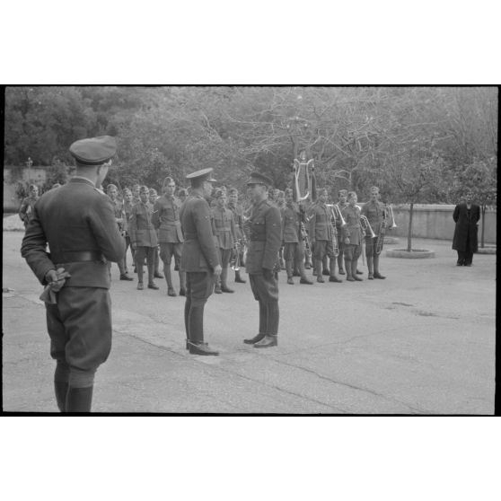 A Athènes, la musique de l'armée grecque joue lors d'un défilé de la garde d'honneur devant la palais présidentiel (ou palais royal ou parlement).