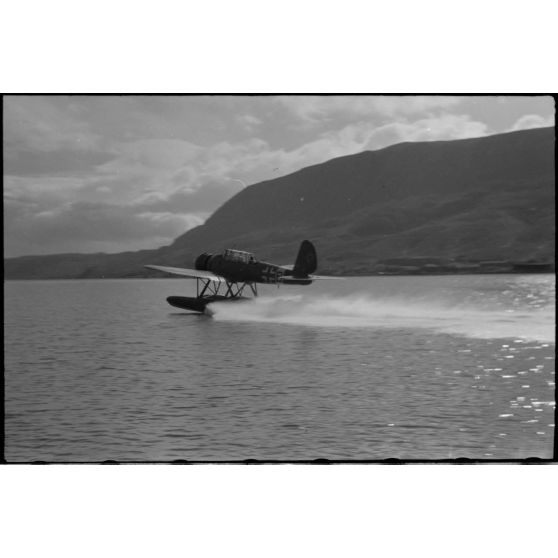 Dans la baie de la Souda, le décollage d'un hydravion Arado Ar-196 appartenant au Seeaufklärungsgruppe 125.
