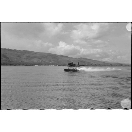 Dans la baie de la Souda, le décollage d'un hydravion Arado Ar-196 appartenant au Seeaufklärungsgruppe 125.