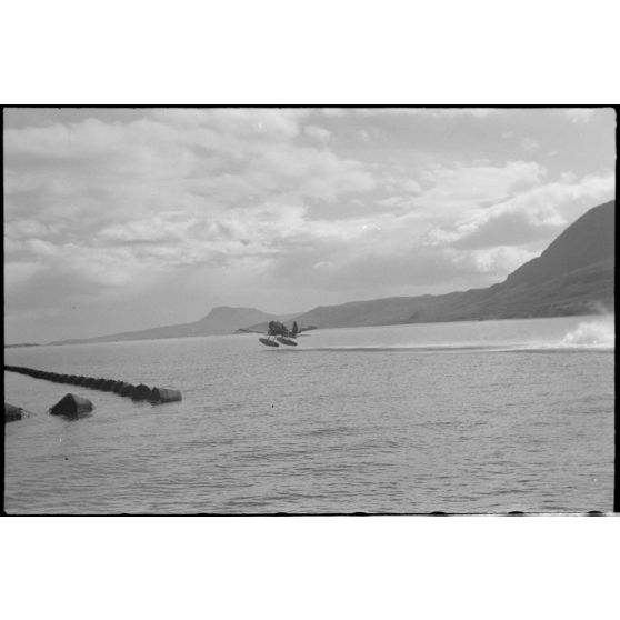 Dans la baie de la Souda, le décollage d'un hydravion Arado Ar-196 appartenant au Seeaufklärungsgruppe 125.