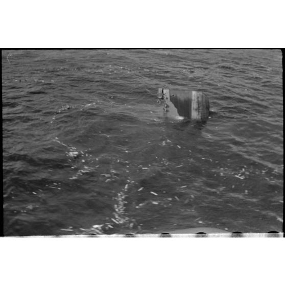 Dans la baie de la Souda, un navire sombre dans la Méditerranée.