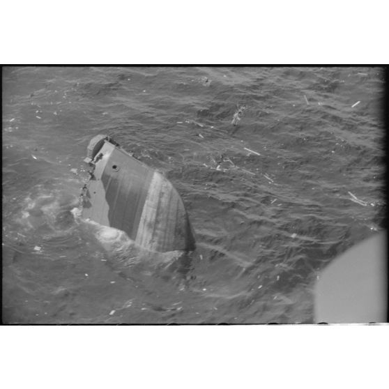Dans la baie de la Souda, un navire sombre dans la Méditerranée.