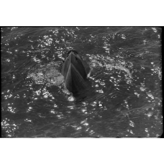 Dans la baie de la Souda, un navire sombre dans la Méditerranée.