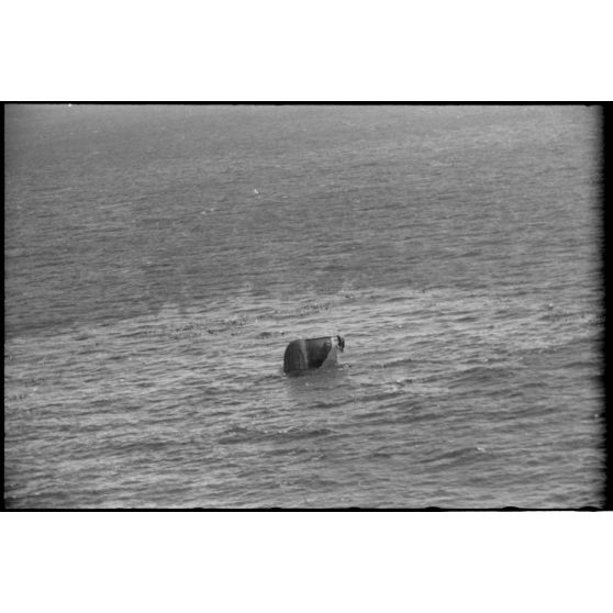 Dans la baie de la Souda, un navire sombre dans la Méditerranée.