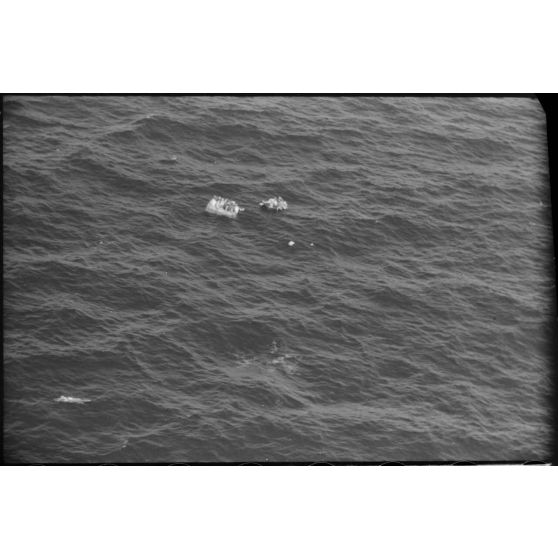 Dans la baie de la Souda, un navire sombre dans la Méditerranée.