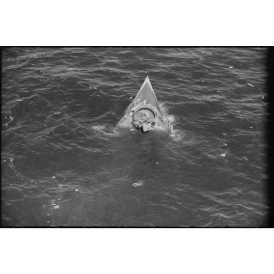 Dans la baie de la Souda, un navire sombre dans la Méditerranée.