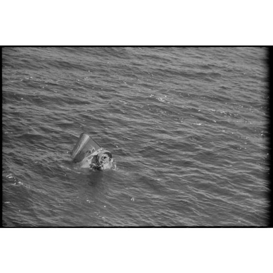 DDans la baie de la Souda, un navire sombre dans la Méditerranée.