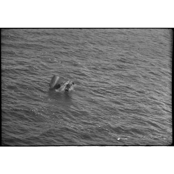 Dans la baie de la Souda, un navire sombre dans la Méditerranée.