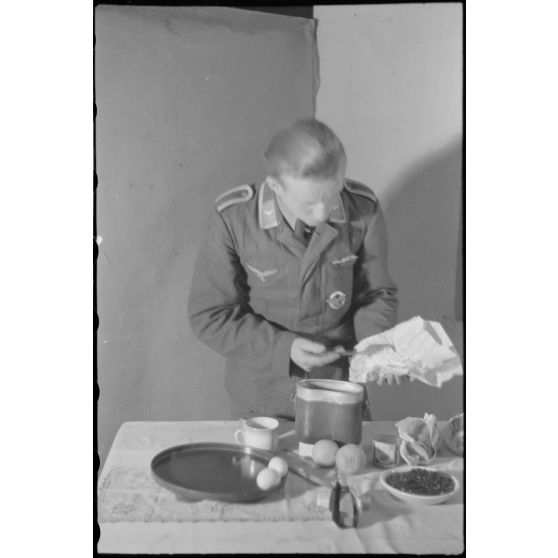 En Crète, dans le secteur de la baie de Souda, dans les quartiers réquisitionnés pour le 2e groupe du Seeaufklärungsgruppe (2./SAGr.125), un sous-officier réalise un gâteau.