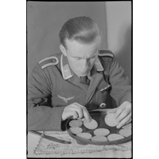 En Crète, dans le secteur de la baie de Souda, dans les quartiers réquisitionnés pour le 2e groupe du Seeaufklärungsgruppe (2./SAGr.125), un sous-officier du réalise un gâteau.