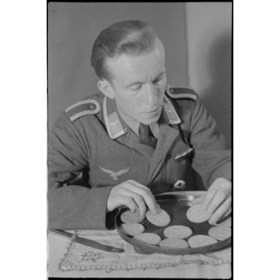 En Crète, dans le secteur de la baie de Souda, dans les quartiers réquisitionnés pour le 2e groupe du Seeaufklärungsgruppe (2./SAGr.125), un sous-officier réalise un gâteau.