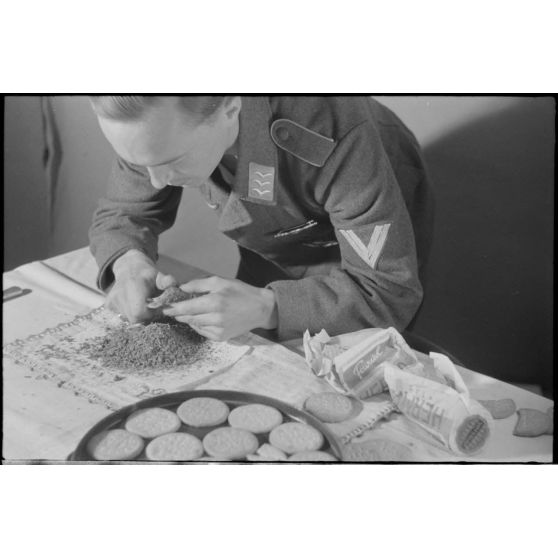 En Crète, dans le secteur de la baie de Souda, dans les quartiers réquisitionnés pour le 2e groupe du Seeaufklärungsgruppe (2./SAGr.125), un sous-officier réalise un gâteau.