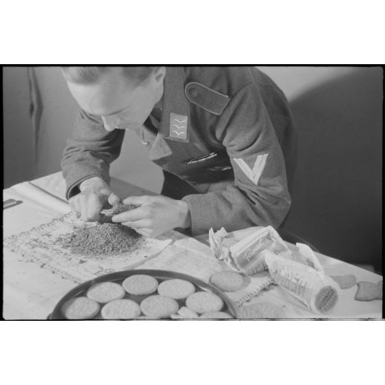 En Crète, dans le secteur de la baie de Souda, dans les quartiers réquisitionnés pour le 2e groupe du Seeaufklärungsgruppe (2./SAGr.125), un sous-officier réalise un gâteau.