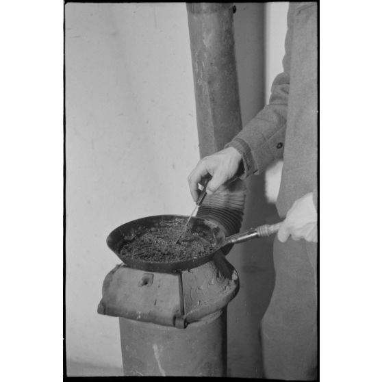 En Crète, dans le secteur de la baie de Souda, dans les quartiers réquisitionnés pour le 2e groupe du Seeaufklärungsgruppe (2./SAGr.125), un sous-officier du réalise un gâteau.