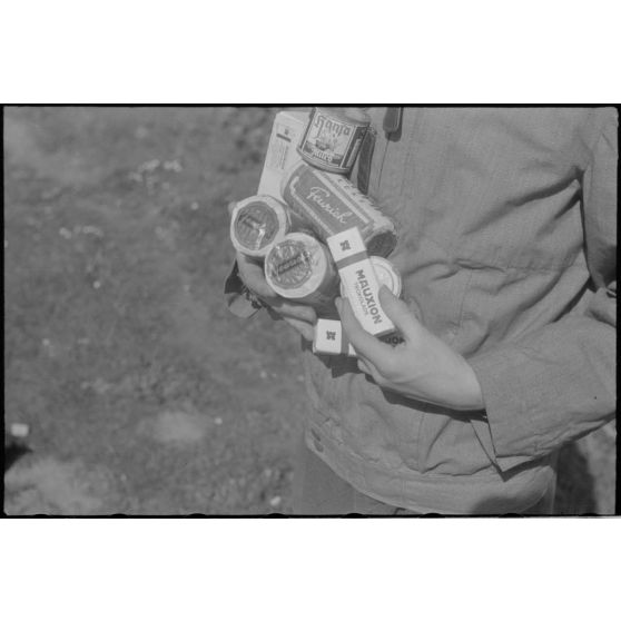 Avant une mission de reconnaissance, un pilote d'hydravion Arado Ar-196 reçoit une ration de survie (de combat).