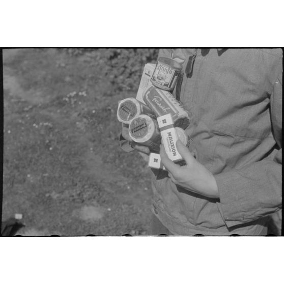 Avant une mission de reconnaissance, un pilote d'hydravion Arado Ar-196 reçoit une ration de survie (de combat).