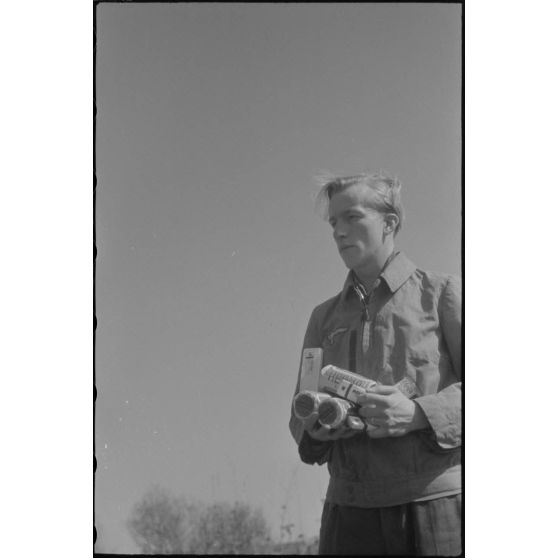 Avant une mission de reconnaissance, un pilote d'hydravion Arado Ar-196 reçoit une ration de survie (de combat).