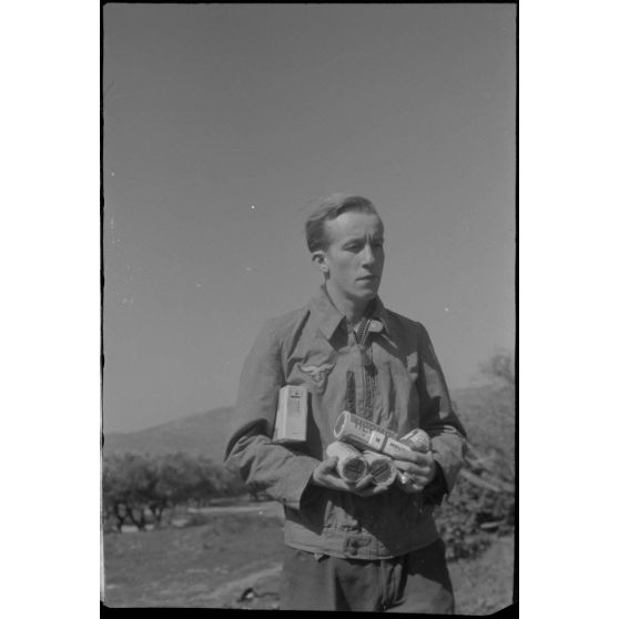 Avant une mission de reconnaissance, un pilote d'hydravion Arado Ar-196 reçoit une ration de survie (de combat).