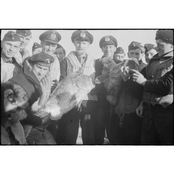 Des marins allemands de la 12. Räumbootflottille présentent le résultat de la pêche.