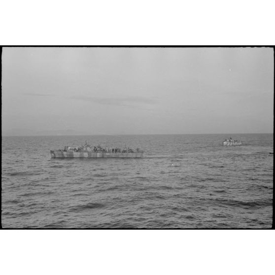Une patrouille de dragueurs de mines de la 12. Räumbootflottille de la Kriegsmarine.