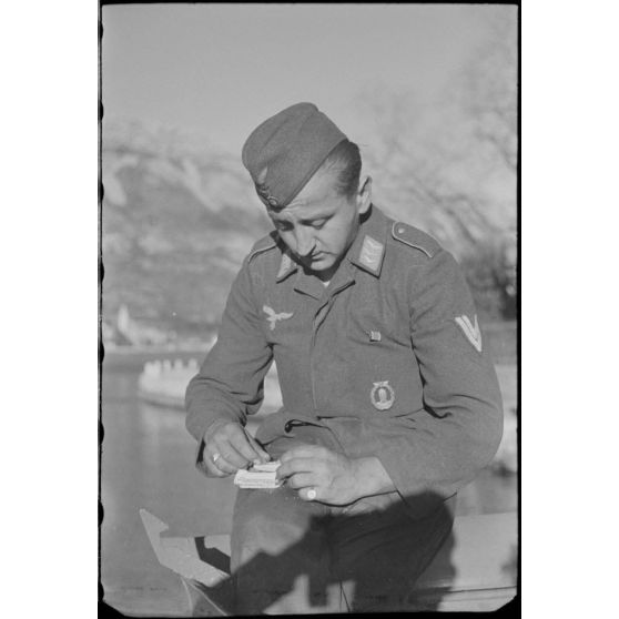 Deux aviateurs de la Luftwaffe travaillent sur un moteur, à gauche le caporal-chef est titulaire du brevet de démineur de la Kriegsmarine.