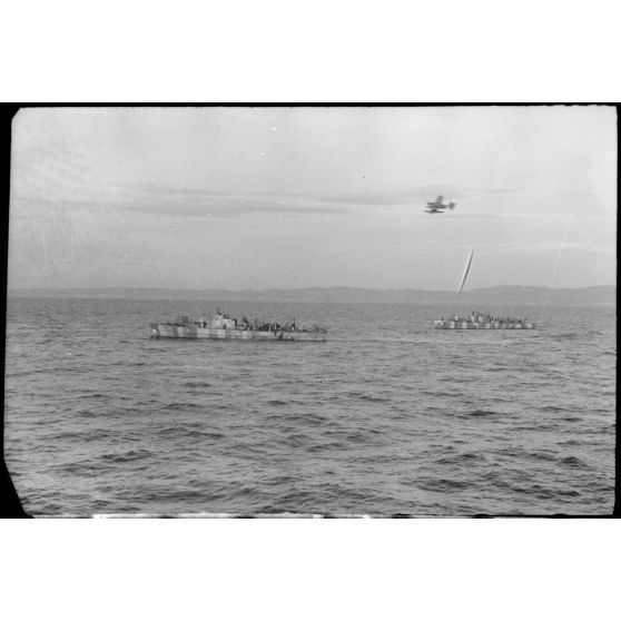 Un dragueur de mines de la 12.Räumbootsflottille, un insigne est visible sur la proue du bâtiment.