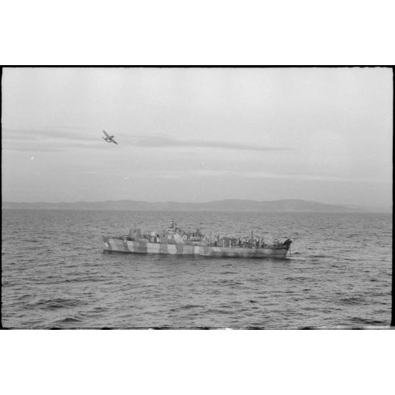 Un dragueur de mines de la 12.Räumbootsflottille, un insigne est visible sur la proue du bâtiment.