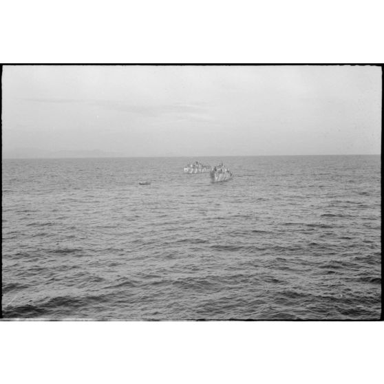 Un dragueur de mines de la 12.Räumbootsflottille, un insigne est visible sur la proue du bâtiment.