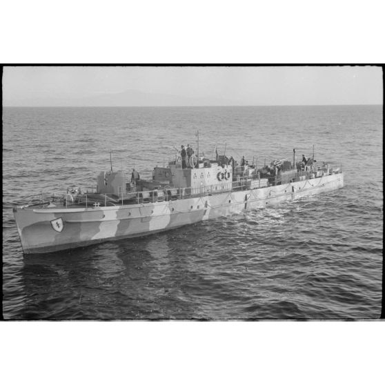 Un dragueur de mines de la 12.Räumbootsflottille, un insigne est visible sur la proue du bâtiment.