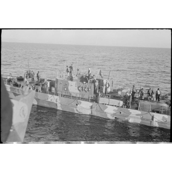 Un dragueur de mines de la 12.Räumbootsflottille, un insigne est visible sur la proue du bâtiment.