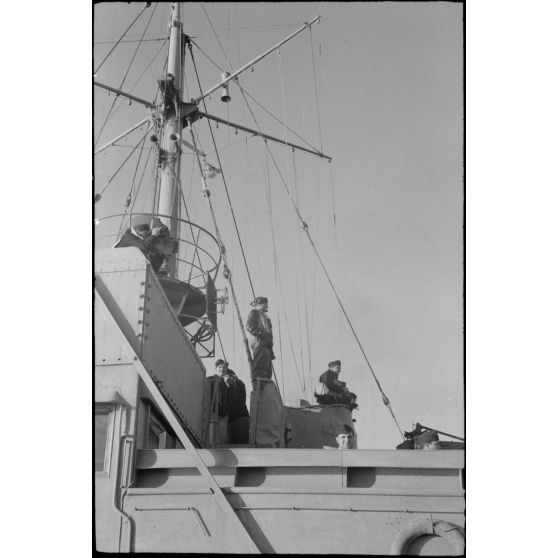 Un dragueur de mines de la 12.Räumbootsflottille, un insigne est visible sur la proue du bâtiment.