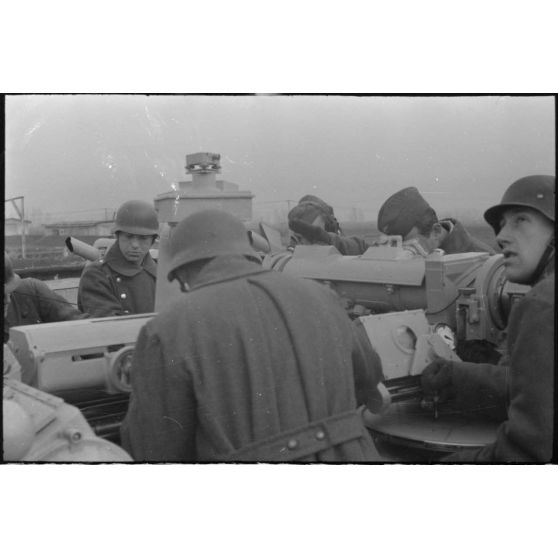 Au sein d'une batterie de 8,8 cm FlaK, un télémètre (Kommandogerät 36) et son Entfernungsmesser 4m (4 mètres) .