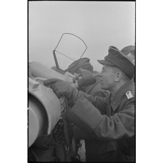 Au sein d'une batterie de 8,8 cm FlaK, un télémètre (Kommandogerät 36) et son Entfernungsmesser 4m (4 mètres) .