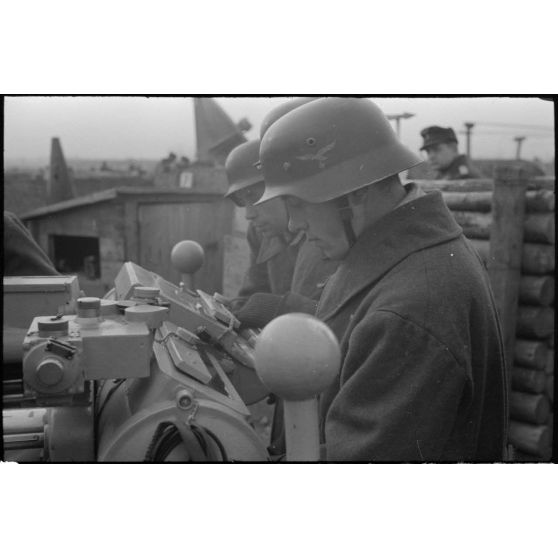 Au sein d'une batterie de 8,8 cm FlaK, un télémètre (Kommandogerät 36) et son Entfernungsmesser 4m (4 mètres) .