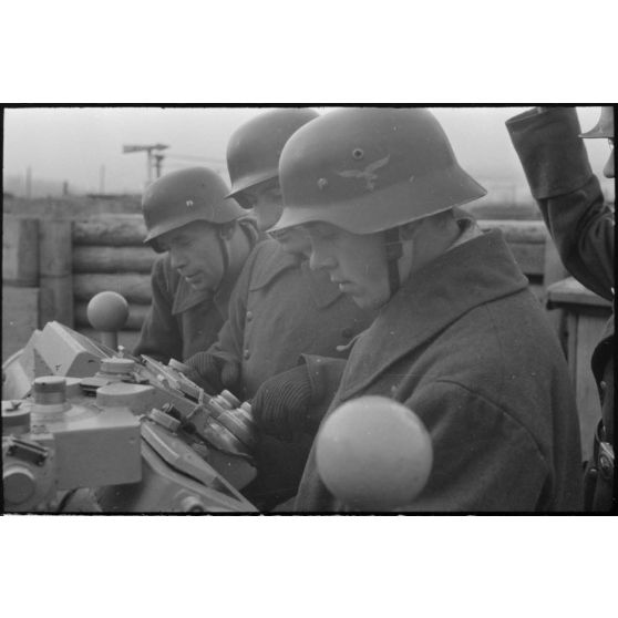 Au sein d'une batterie de 8,8 cm FlaK, un télémètre (Kommandogerät 36) et son Entfernungsmesser 4m (4 mètres) .