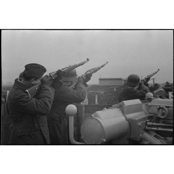 Au sein d'une batterie de 8,8 cm FlaK, un télémètre (Kommandogerät 36) et son Entfernungsmesser 4m (4 mètres) .