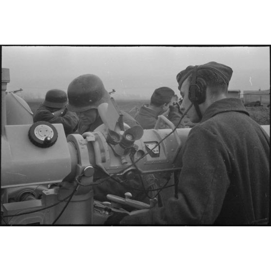 Au sein d'une batterie de 8,8 cm FlaK, un télémètre (Kommandogerät 36) et son Entfernungsmesser 4m (4 mètres) .