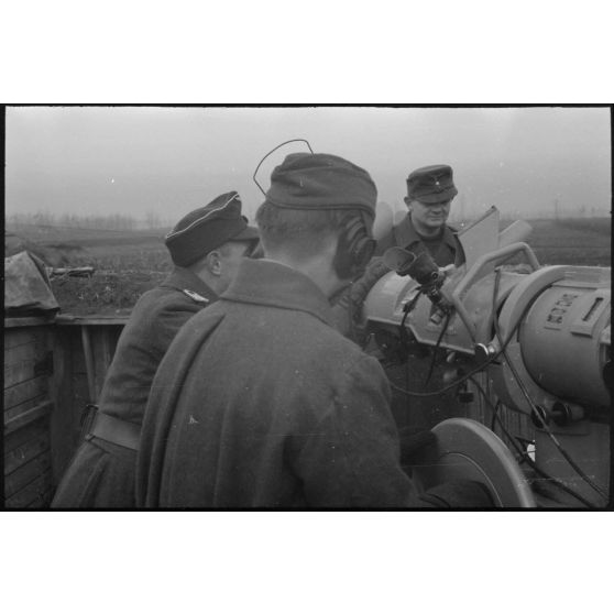 Au sein d'une batterie de 8,8 cm FlaK, un télémètre (Kommandogerät 36) et son Entfernungsmesser 4m (4 mètres) .