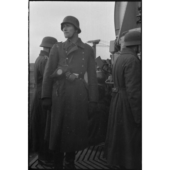 Des artilleurs de la Luftwaffe s'activent autour d'une pièce de DCA de 8,8 cm FlaK.