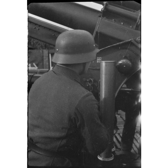 Des artilleurs de la Luftwaffe s'activent autour d'une pièce de DCA de 8,8 cm FlaK.