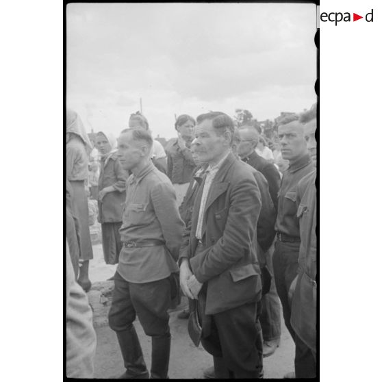 Une cérémonie marque le départ de "volontaires" soviétiques dans l'armée allemande.