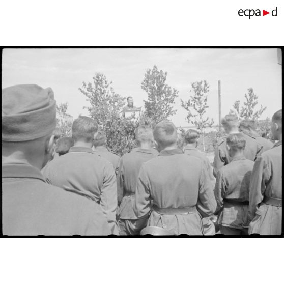 Une cérémonie marque le départ de "volontaires" soviétiques dans l'armée allemande.