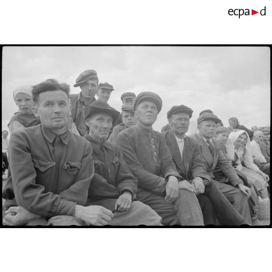 Une cérémonie marque le départ de "volontaires" soviétiques dans l'armée allemande.