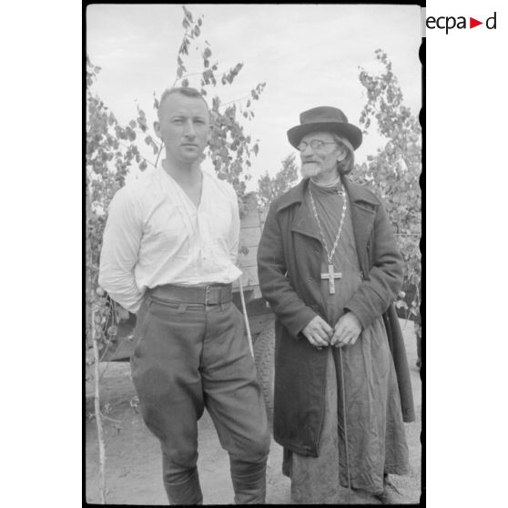 Un pope et un responsable du parti nazi lors de la cérémonie.