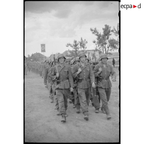 Défilé de volontaires biélorusses sous l'uniforme allemand.