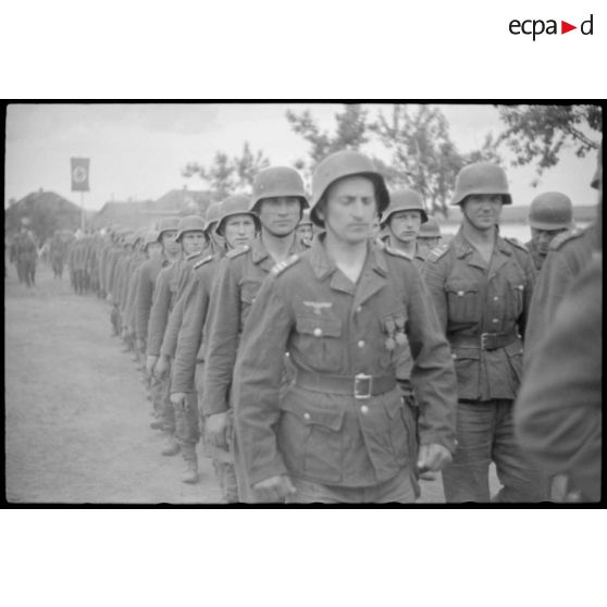 Défilé de volontaires biélorusses sous l'uniforme allemand.