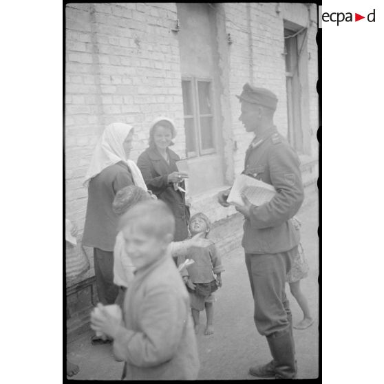 Un volontaire soviétique au sein de la section "Ost Pk" distribuant des tracts à la population.